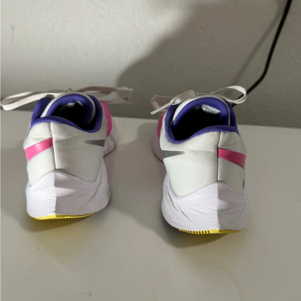 Nike Wmns Zoom Winflo 6 'White Fuchsia' Nike / Sneakers /